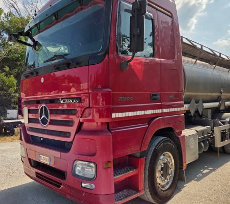 mercedes con cisterna in acciaio (38)